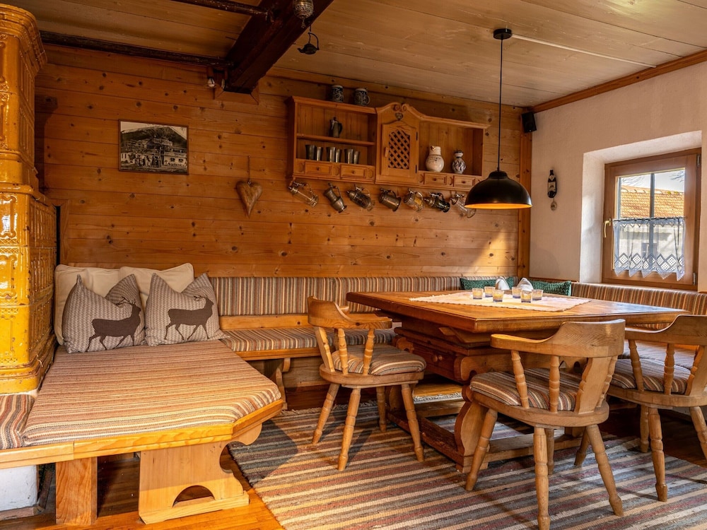 Historic Farmhouse: 200 Years old Meets new