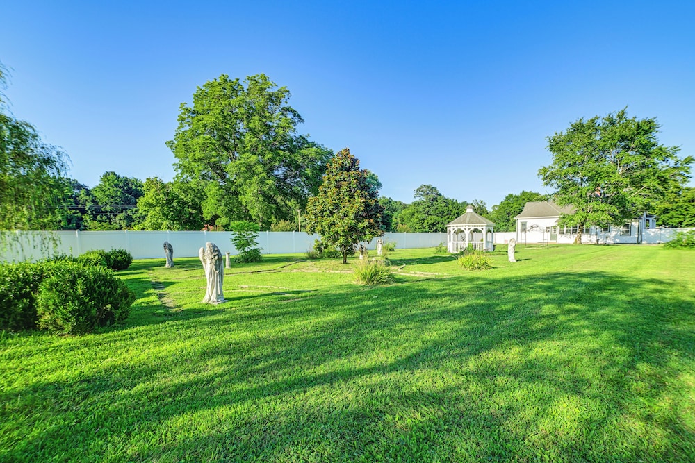 9 Mi to Kentucky Lake: Spacious Victorian Home!