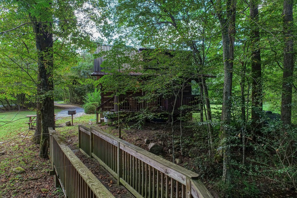 Sweet - 2 Bedrooms, 2 Baths, Sleeps 6 Cabin by RedAwning