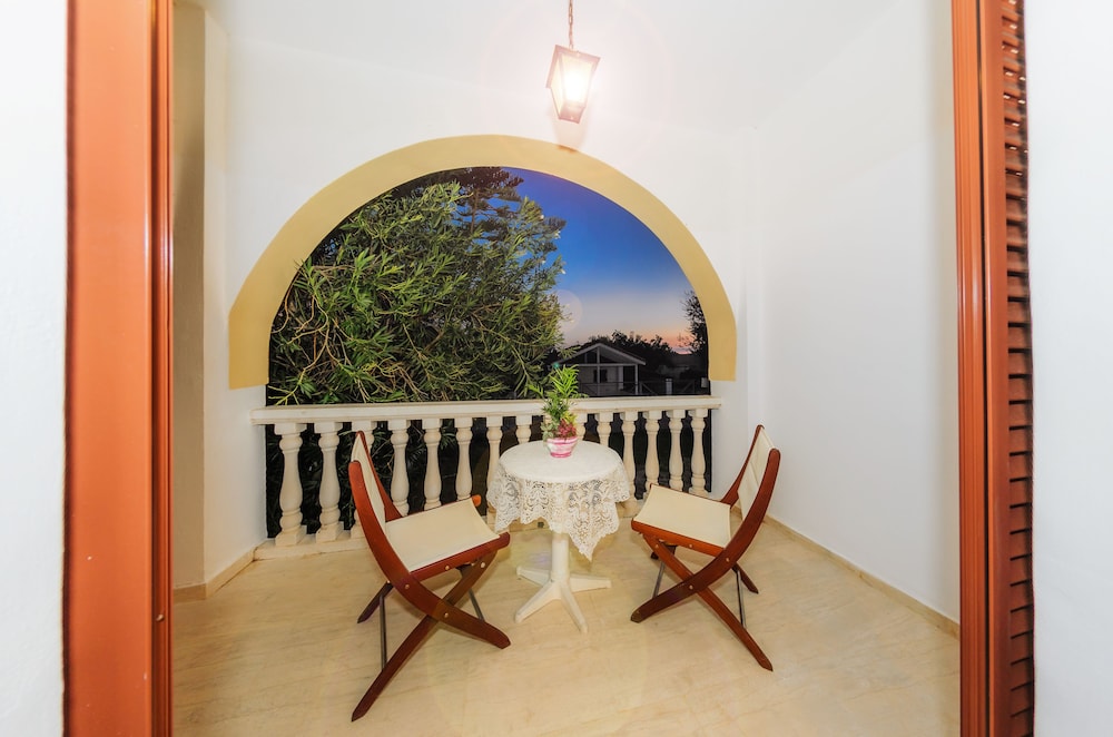 Kiki Studios & Apartments