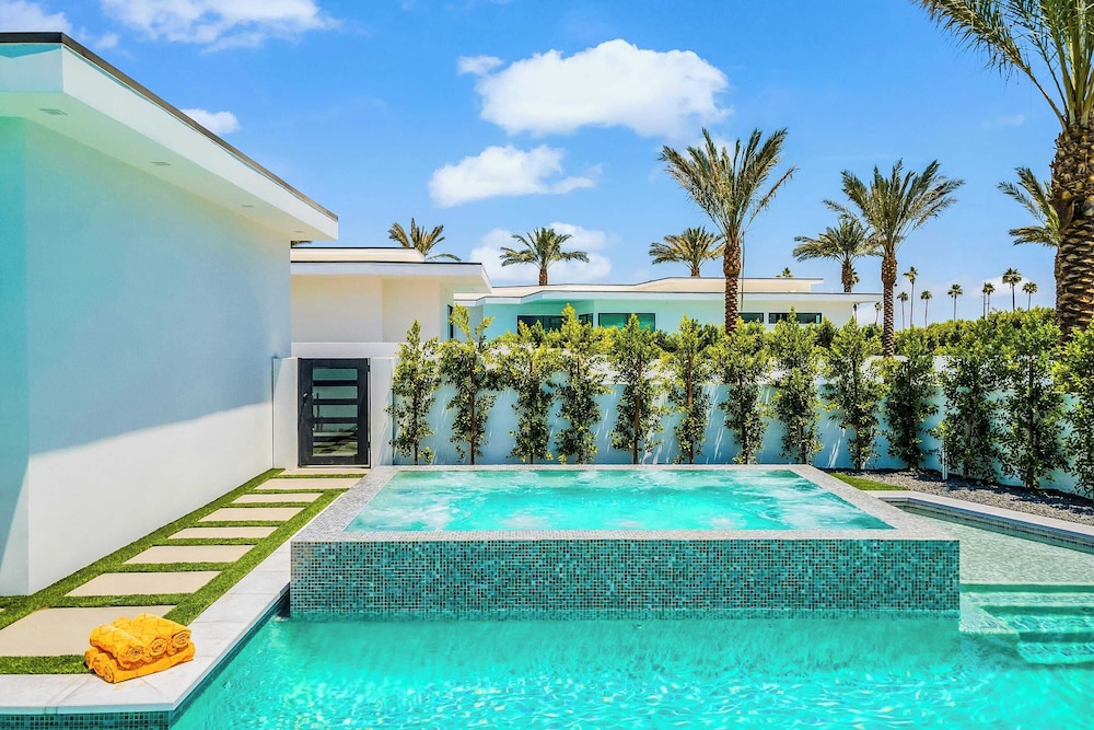 Luxury Retreat Pool, Putting Green + Pickleball Sleeps 17 Bravo Villa 8 by Avantstay