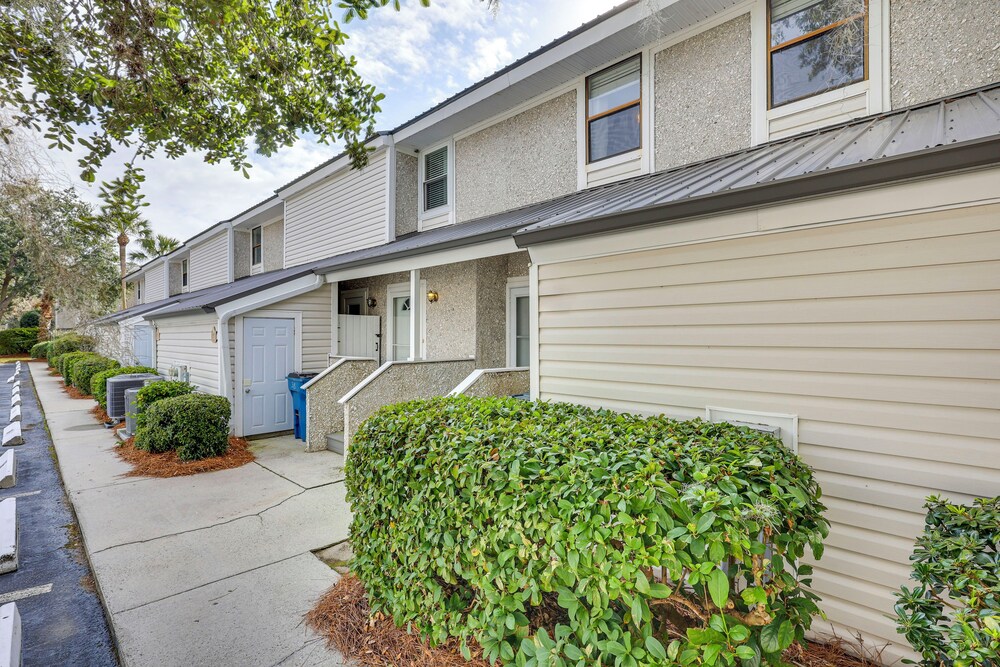 3 Mi to St Simons Beach: Gem w/ Pool Access & Deck