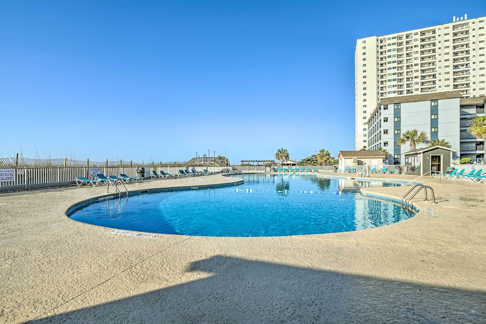 Oceanfront Resort Condo w/ Balcony in Myrtle Beach