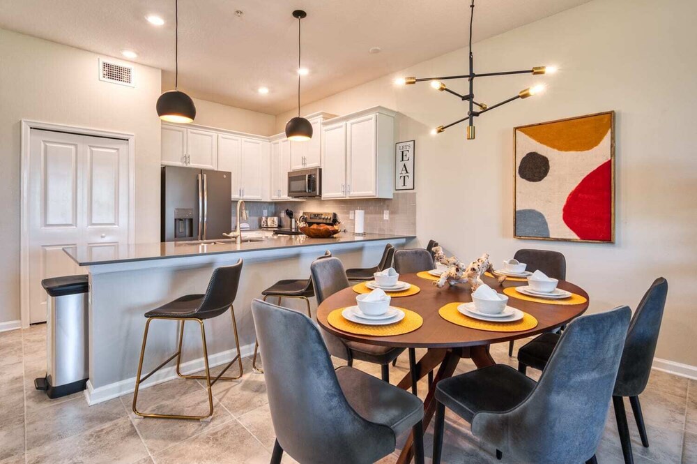 Luxury Brand New 2 Bdrm Condo - Image 1