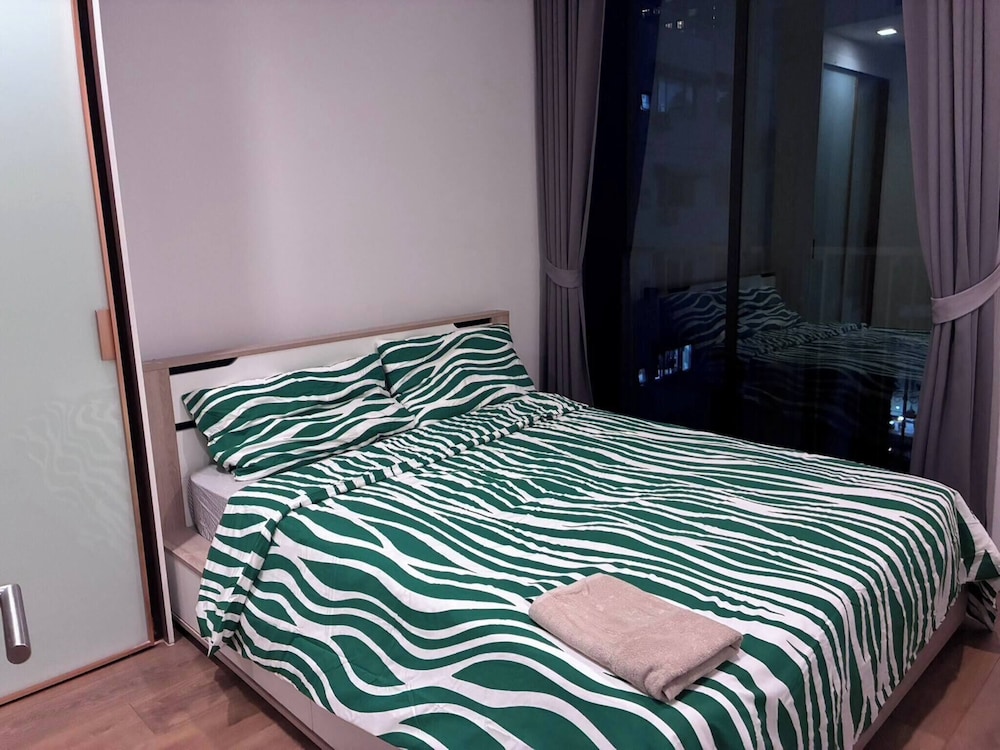 Charming 2 Bedroom Apartment in Heart of Phrom Phong