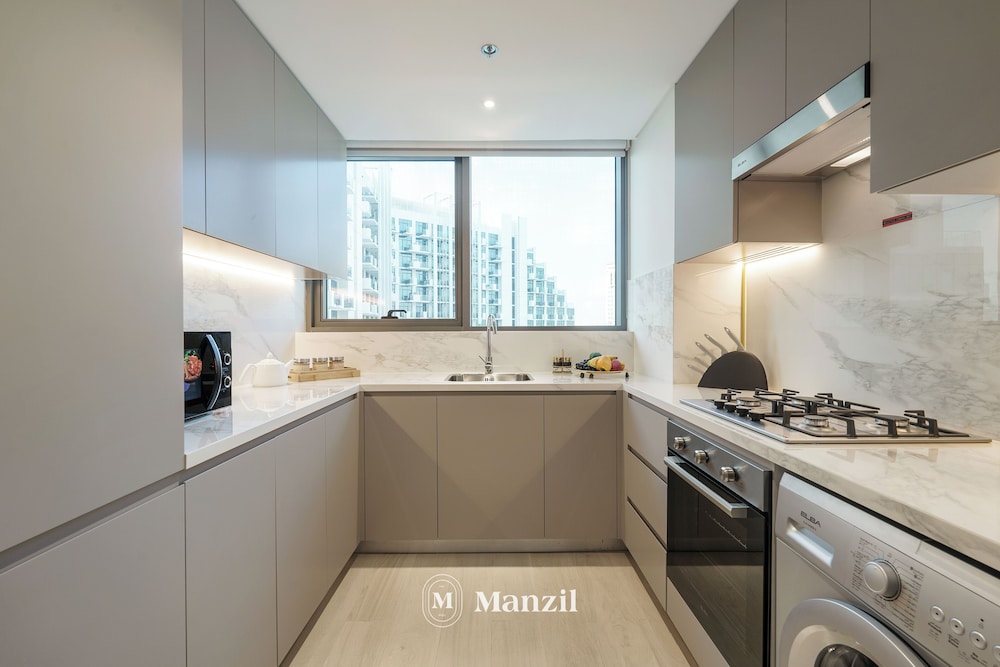 1BR Apt Near Downtown with Skyline Views