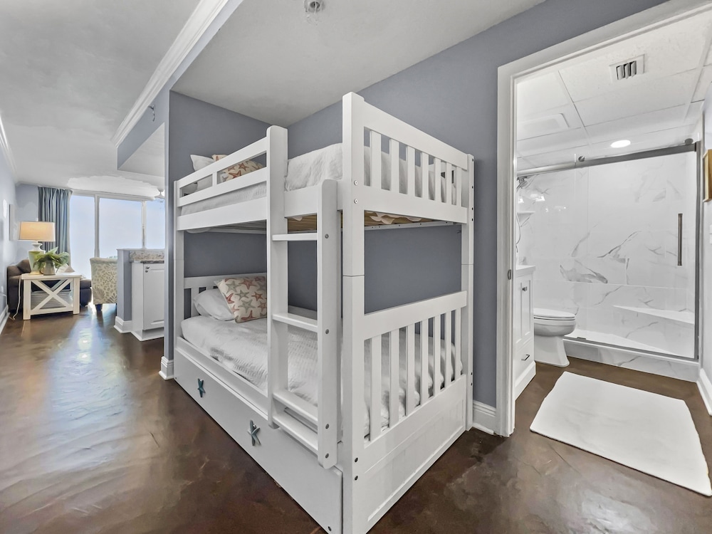 Driftwood 1 Bedroom Condo by RedAwning view 4