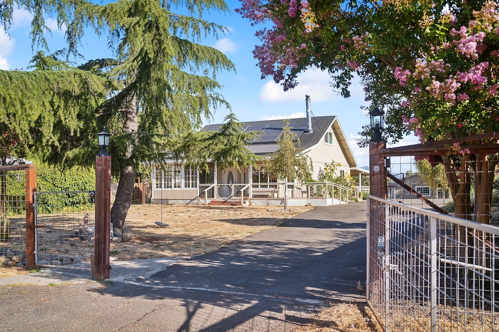 Charming Wine Country Farmhouse W/ Scenic Views 4 Bedroom Home by RedAwning - Property Image 10