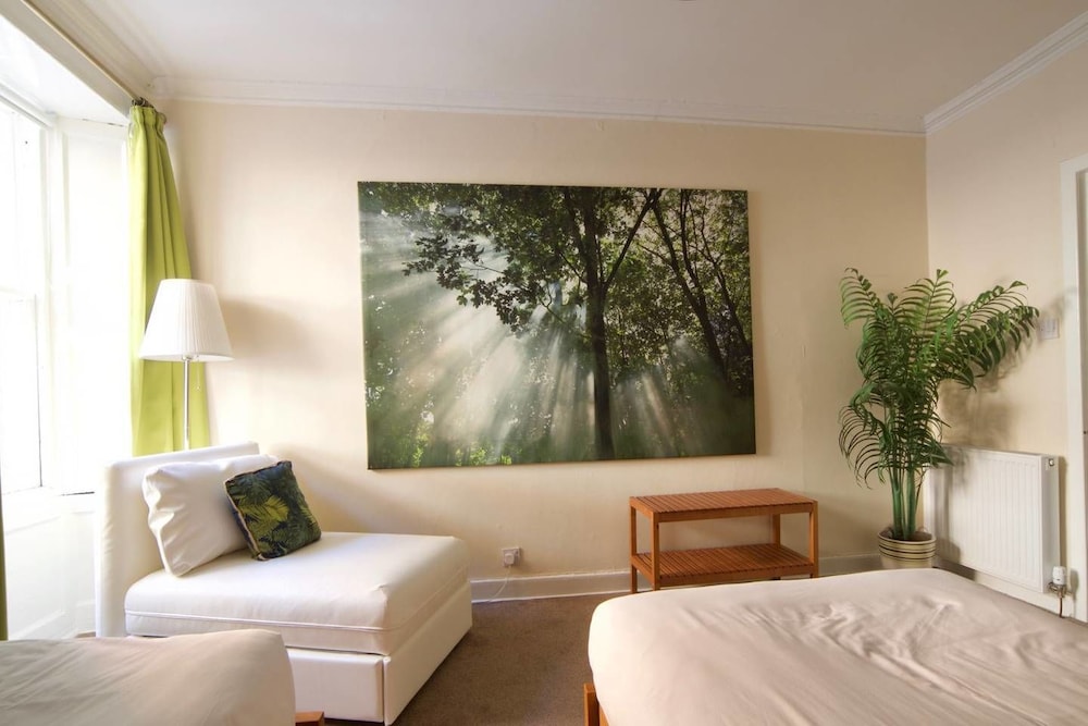 JOIVY Perfect Location - Stylish 2bd Rose St Apartment view 5
