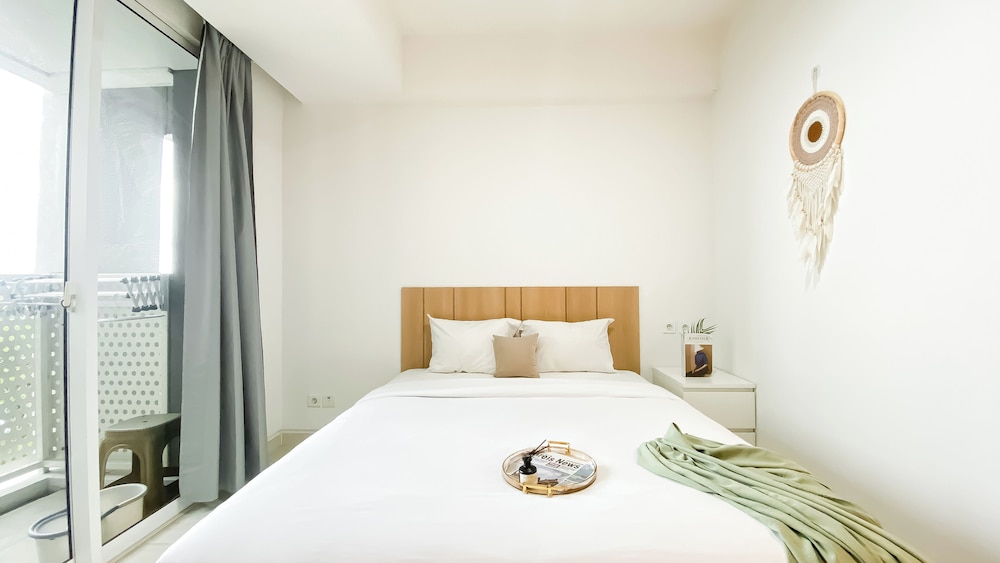 Homey Living Studio At West Vista Apartment