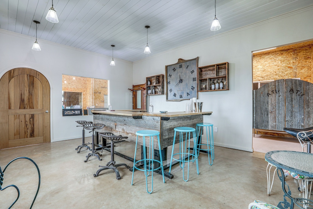 On-site Winery: Rural Plymouth Getaway!