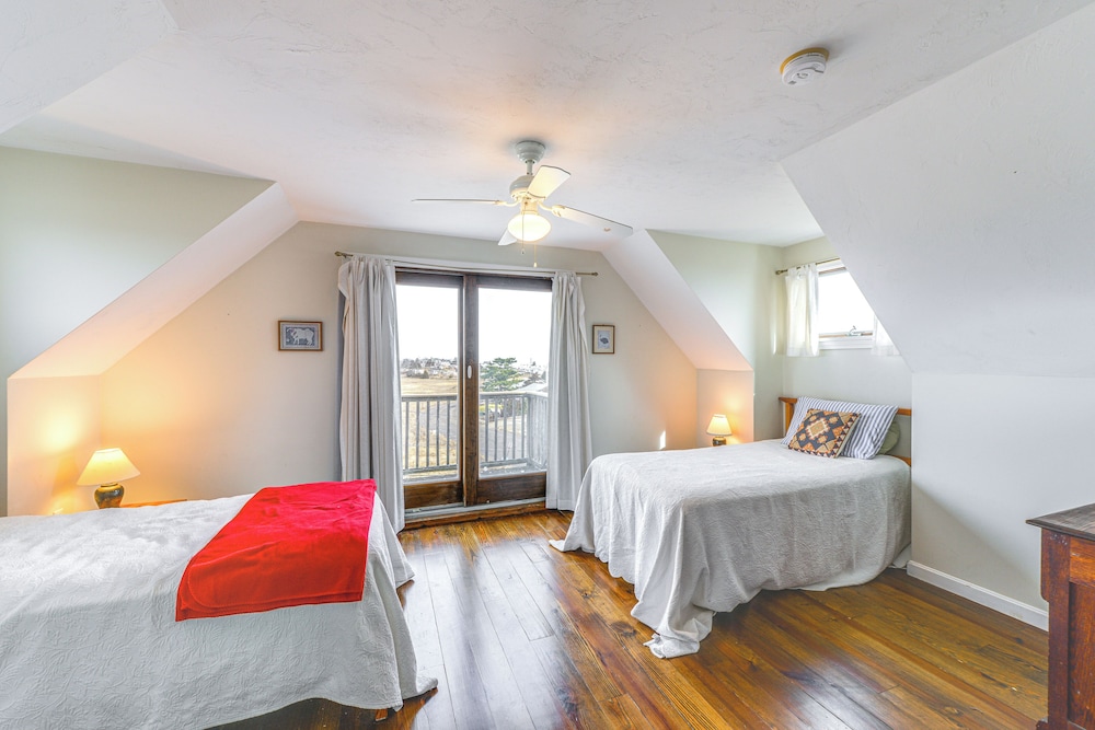 Marshfield Home w/ 4 Decks & Private Beach Access!