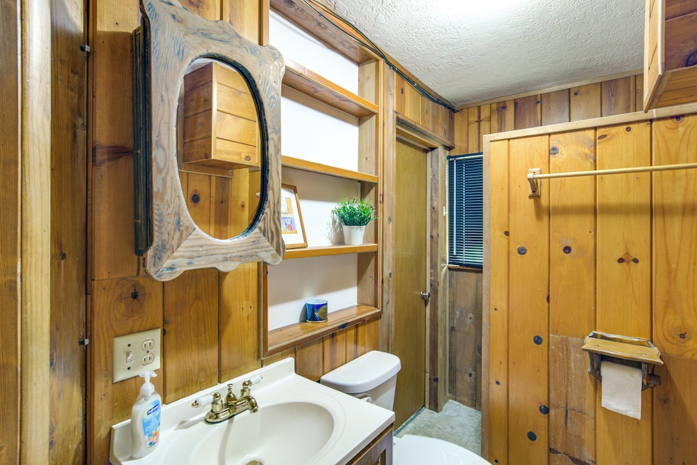 5 Mi to Lake Oroville: Huge Riverfront Home!