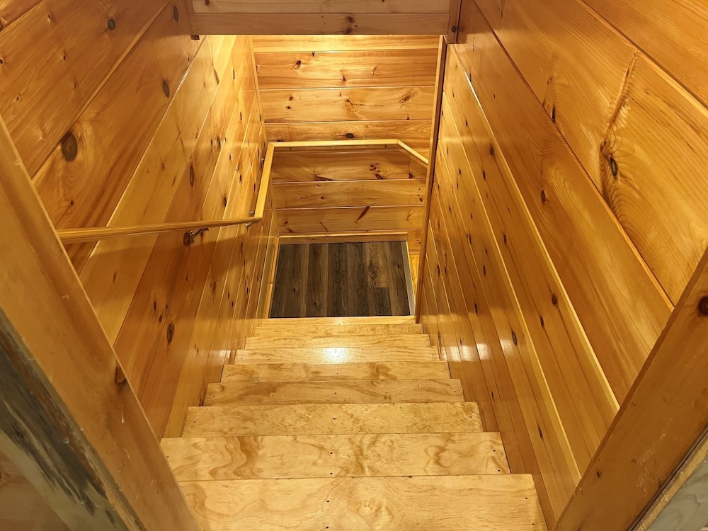 Bear Hug Hideaway 2 Bedroom Cabin