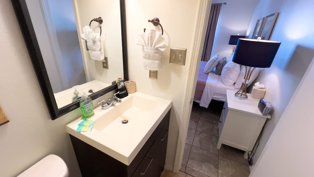 Cozy Family Retreat Steps To Beach Pool / Hot 2 Bedroom Apts