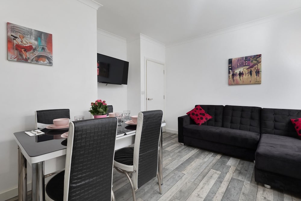 1 Bed Flat - Sleeps 2 - Wifi view 4