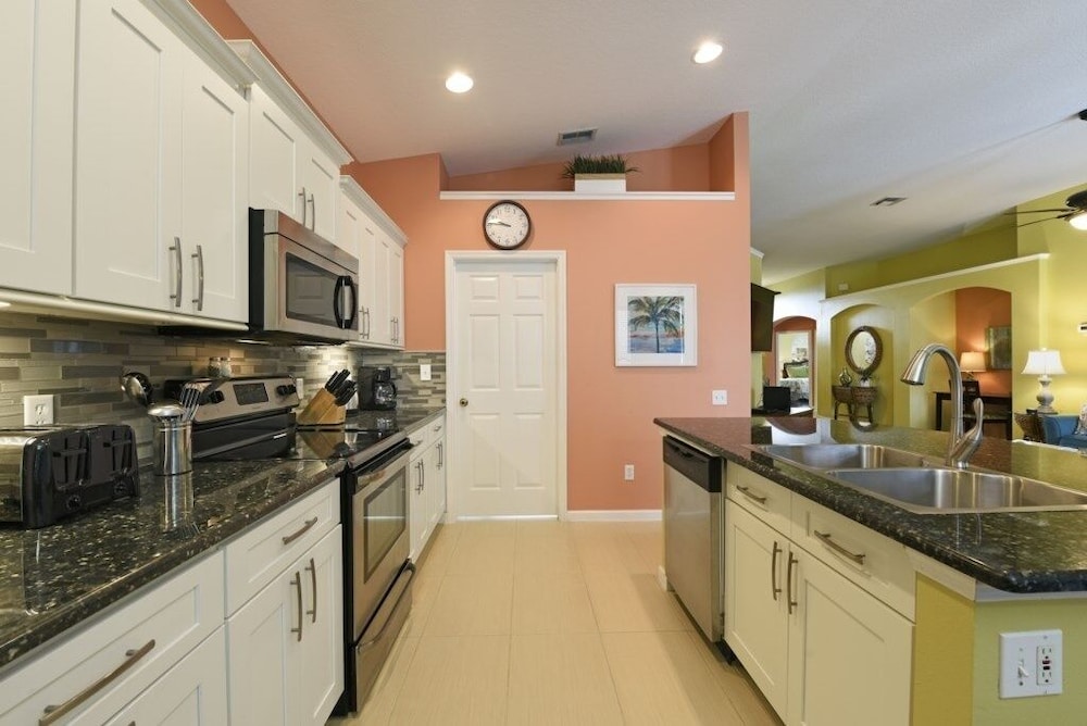 Spacious 4br Villa W/ Pool & Games Room, 3 Miles From Disney 4 Bedroom Villa