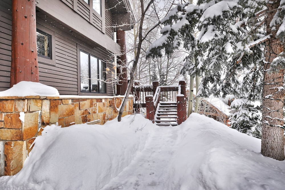 Aspen Hollow 6 5 Bedroom Townhouse by RedAwning view 4