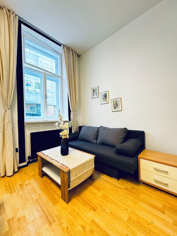 Cozy 2 Room Stay for 5 Near Stadthalle