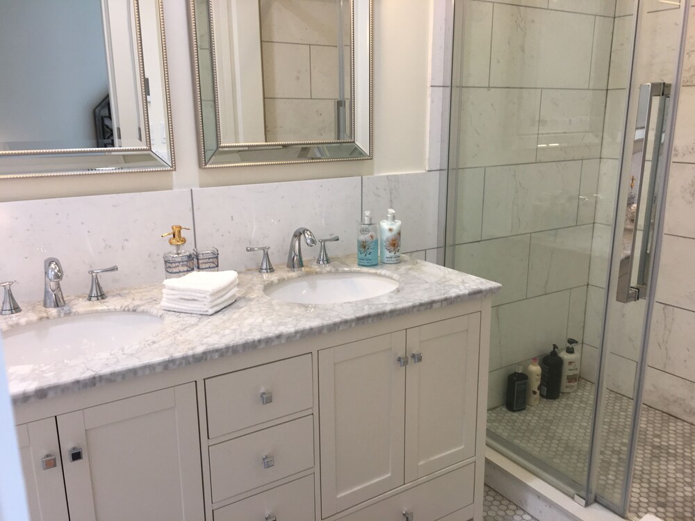 Beautiful 4BR Downtown House, Sleeps 10