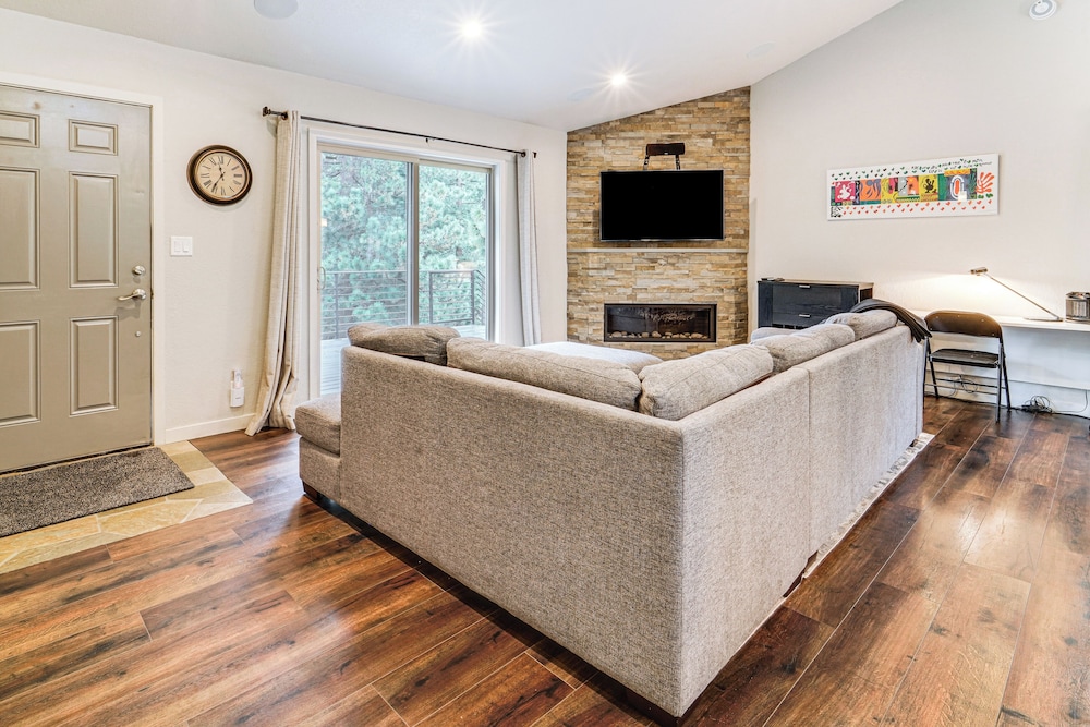 3 Mi to Diamond Peak: Mtn-view Home w/ Fireplace