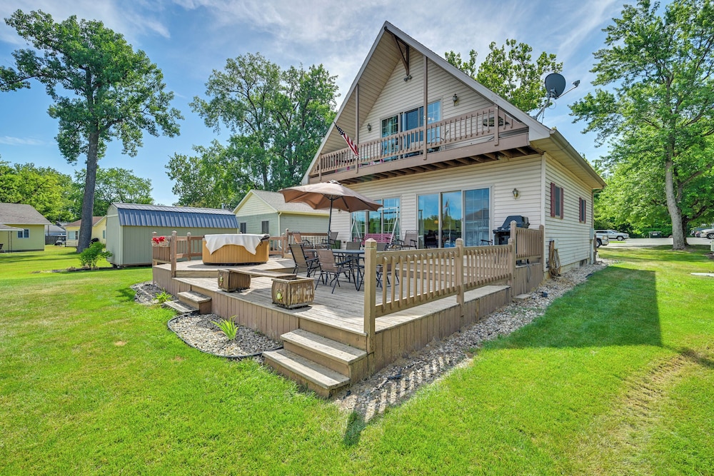 Lakefront Warsaw Home w/ Private Dock + Golf Cart