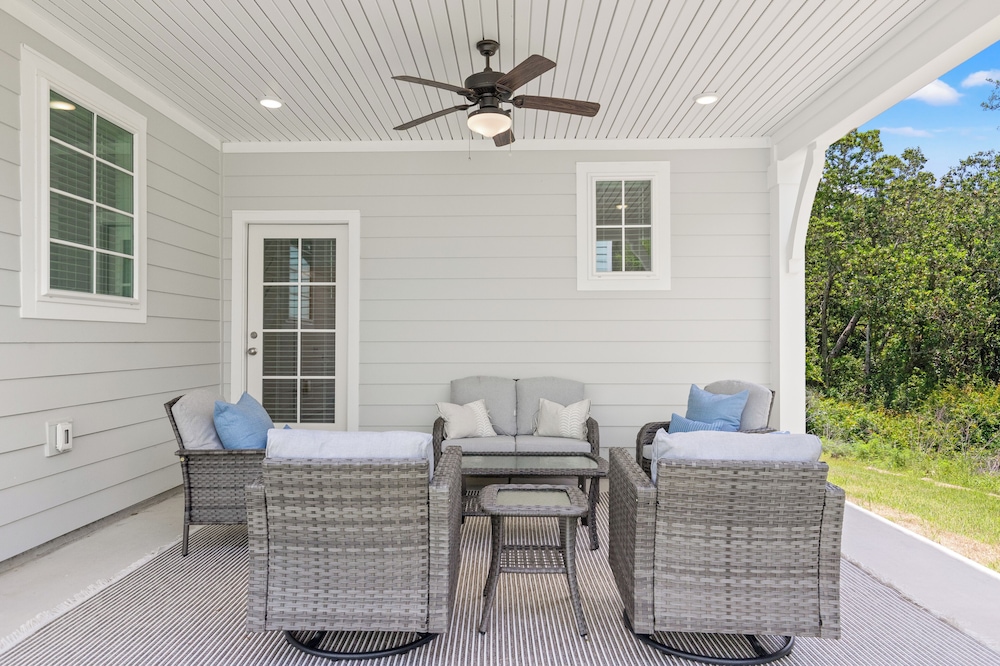 Spacious 6BR Beach Home Sleeps 15 Relax & Reconnect at Coastal Breeze