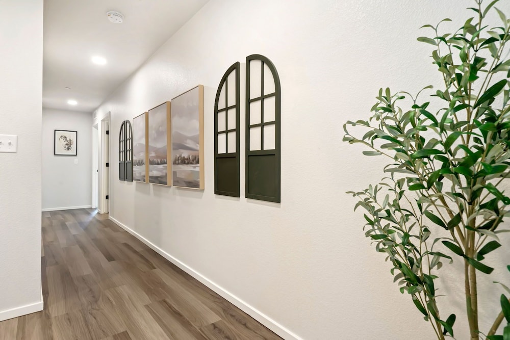 Mosaic Modern - Dog Friendly, Pool + King Suite