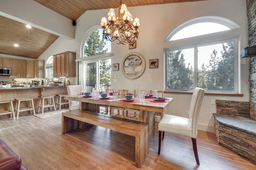 Near Downhill Ski Resort! Hot Tub Haven in Truckee