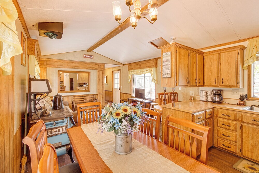Creekside Cabin w/ Deck & Views in Panguitch!