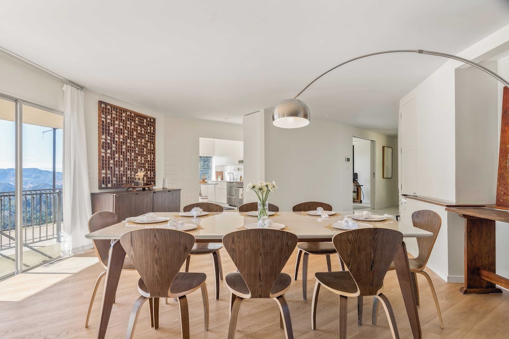 Sleeps 10, Luxe 2 Homes Malibu Hills Retreat Cielo Estate by Avantstay