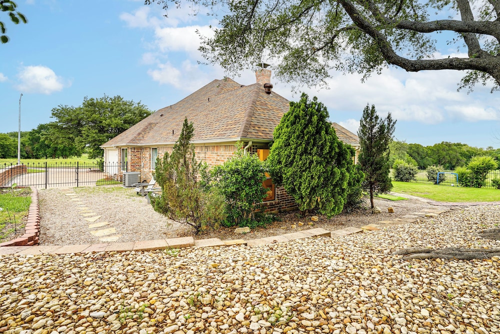 Spacious Family Retreat in Fort Worth Area!