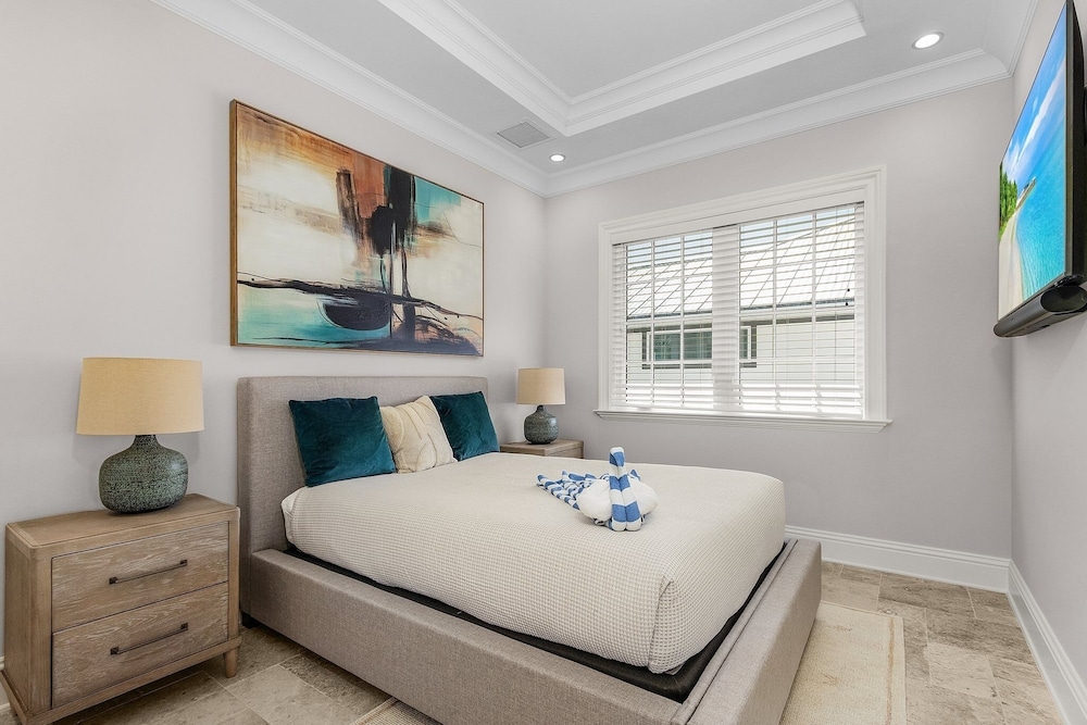 260 Coastal Luxe Retreat: 5bd/4.5ba, Pool & Spa, Water Views 5 Bedroom Home