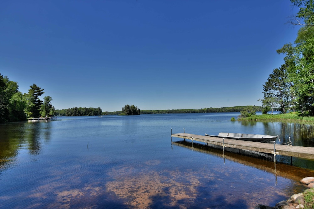 Butler's Bay Teal Lake 4 Bedroom Hotel Room by RedAwning