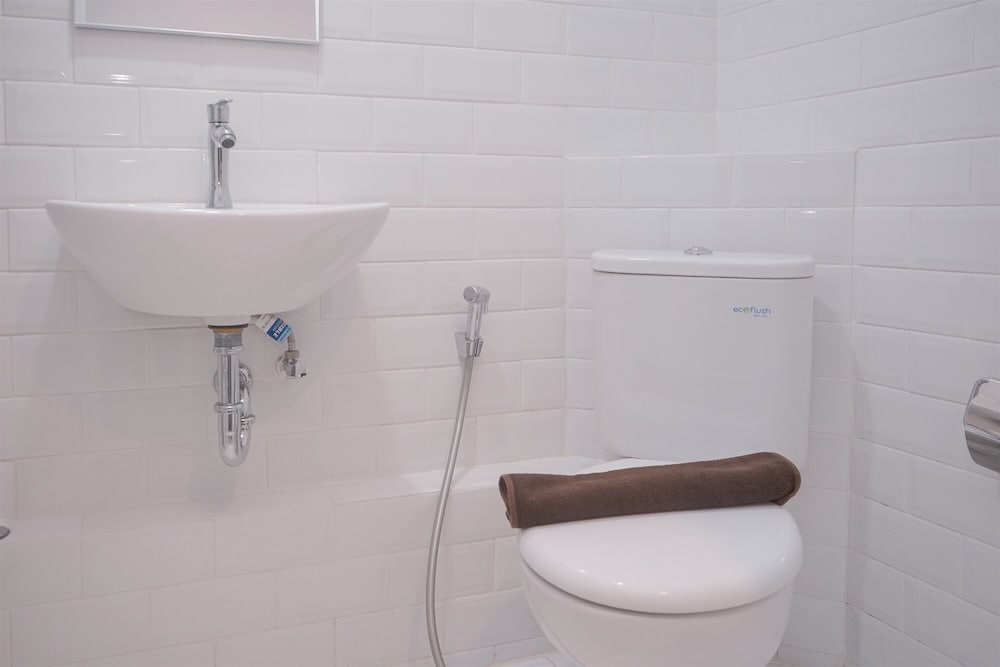 Spacious And Homey Studio Loft At Kingland Avenue Apartment