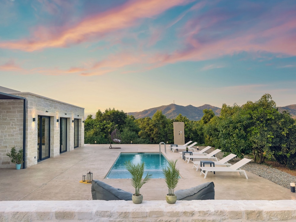 PanStel Luxury Villas - pools & jacuzzi