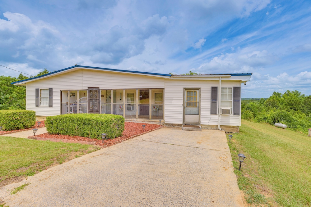 Clanton Cottage w/ Charcoal Grill & Porch!