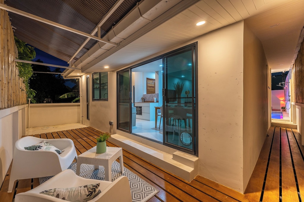 Stylish Rooftop Pool Villa Sea View V211