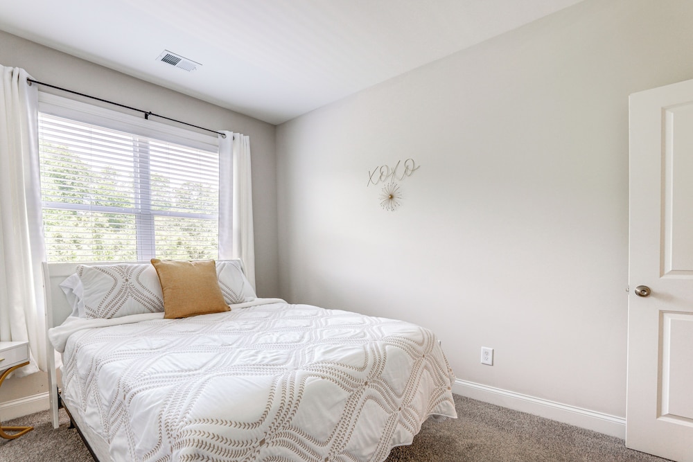 7 Mi to Dtwn: Sleek Retreat in Atlanta!