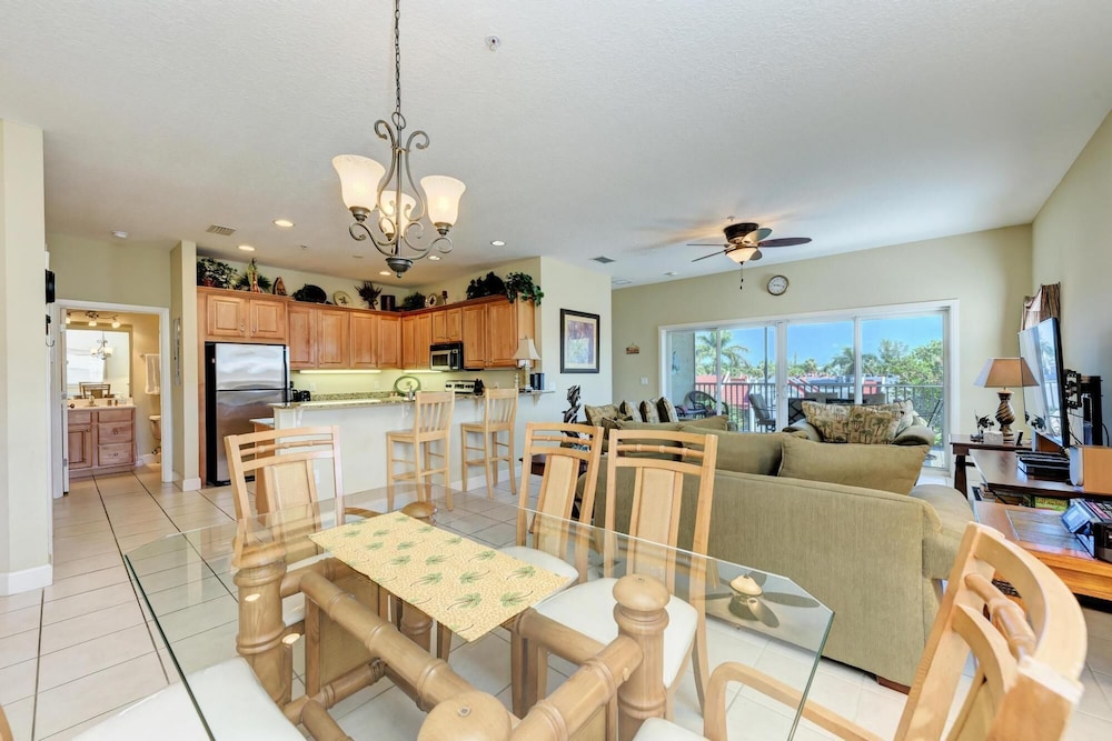 Bradenton Beach Club Bliss-2 Bedroom-2 Bathroom Condo-2 Pools-hottub-private Beach Access view 5
