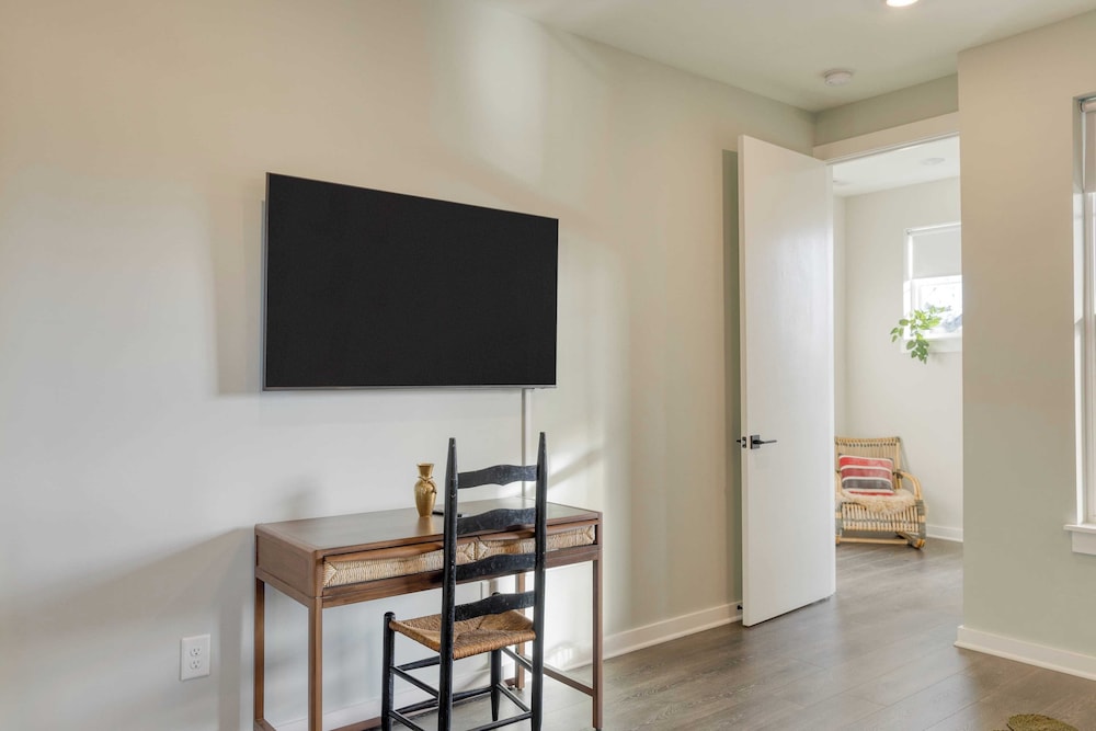 Sleeps 16 2 Modern Townhomes, Minutes to Broadway Lischey & 98 Degrees