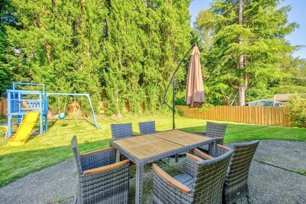 Cheerful Kirkland Home w/AC Big Yard, Walk to Beach