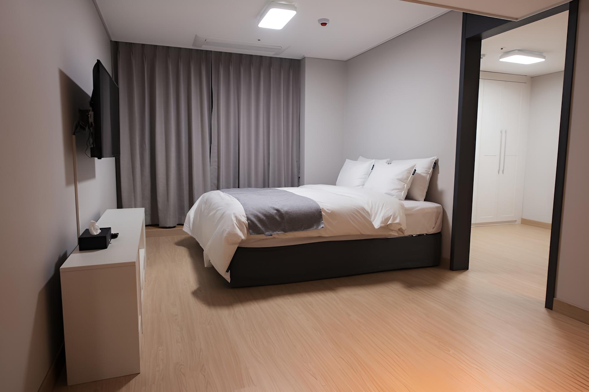R&B Business Hotel