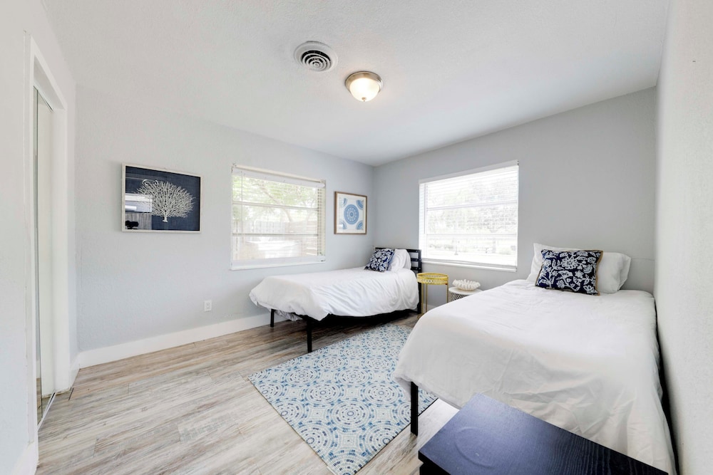 Patio & Heated Swim Spa Access: Home in Hollywood