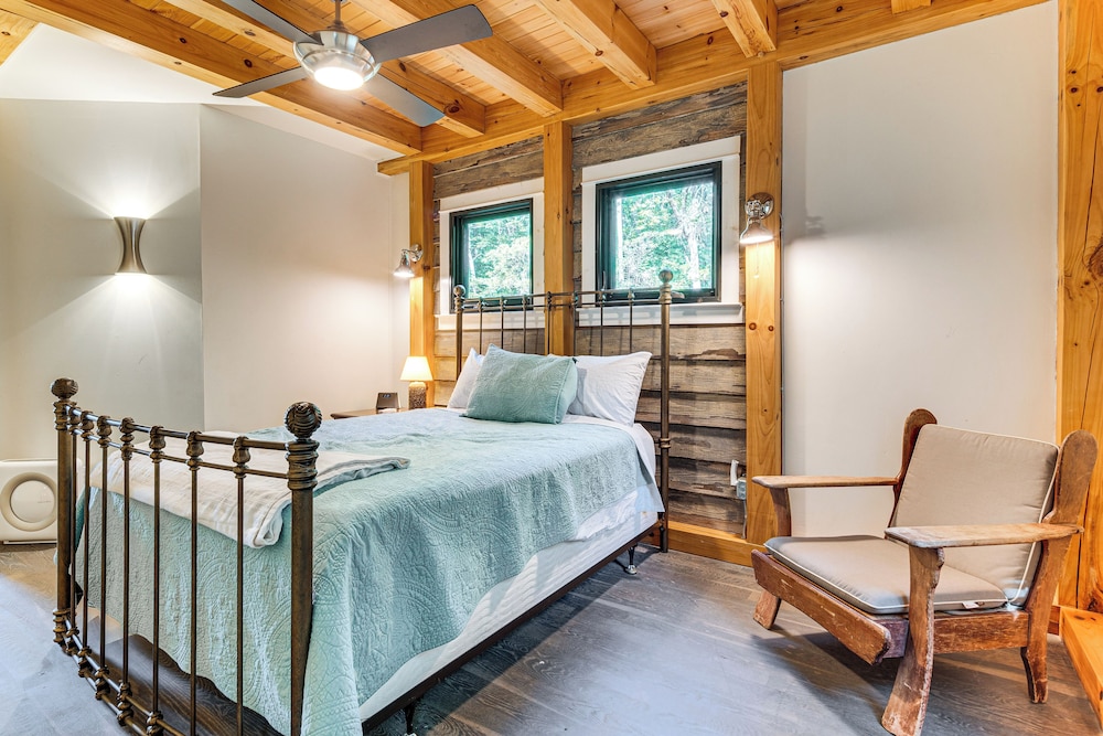 Hot Tub & Mtn Views: Modern Old Fort Hideaway!