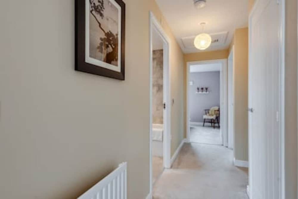 Family-friendly Getaway - Garden Parking Sleeps 7
