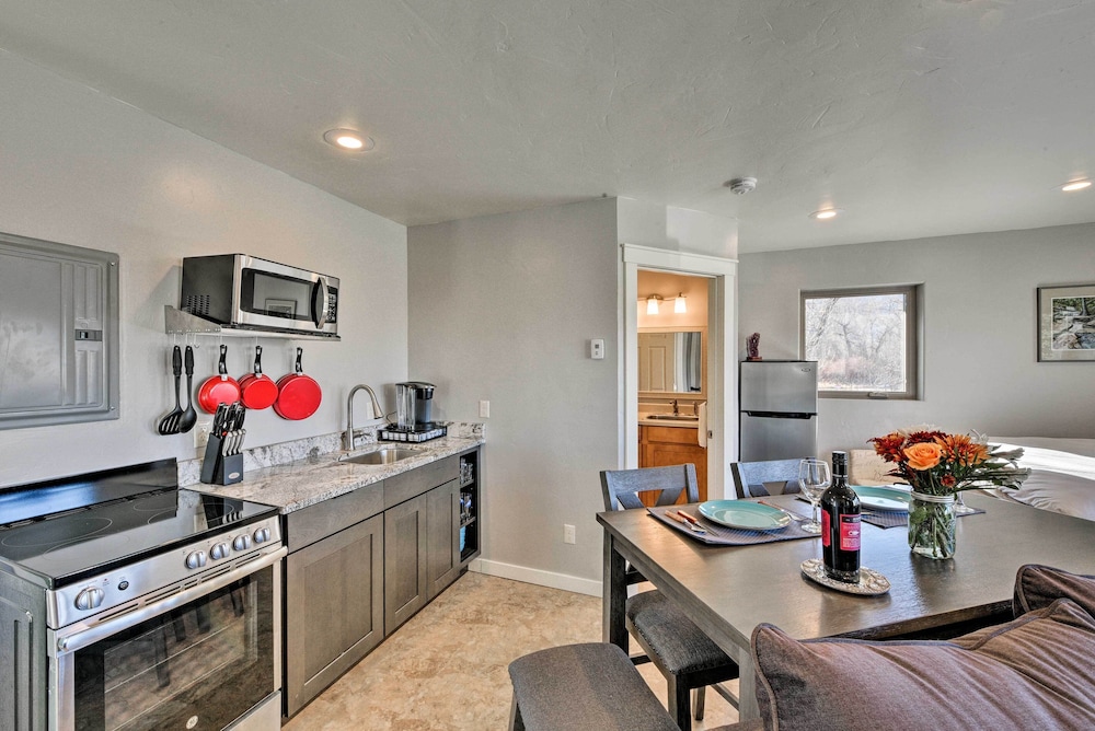 Cozy Mountain Studio By Main Street & Hot Springs!