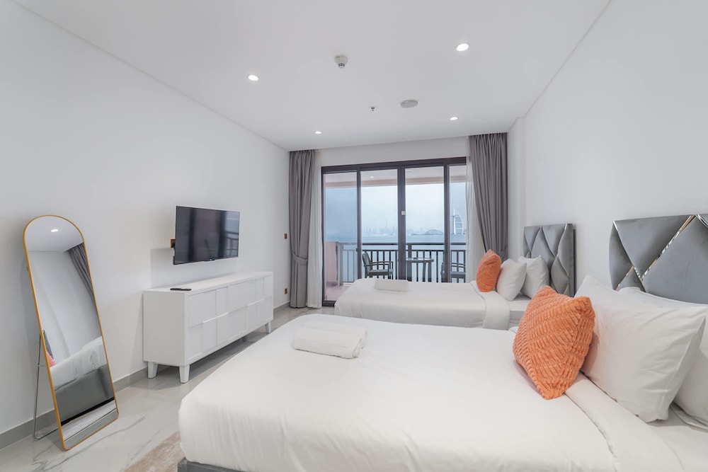 2 Bedroom With Beautiful Full Palm Waters Views