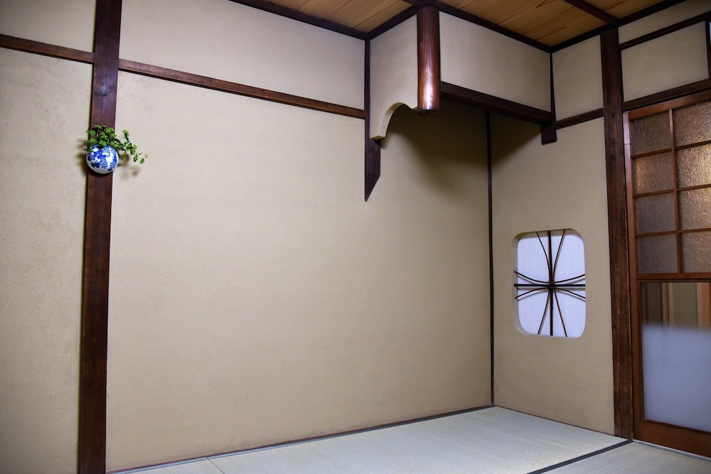 Chika Rakuen