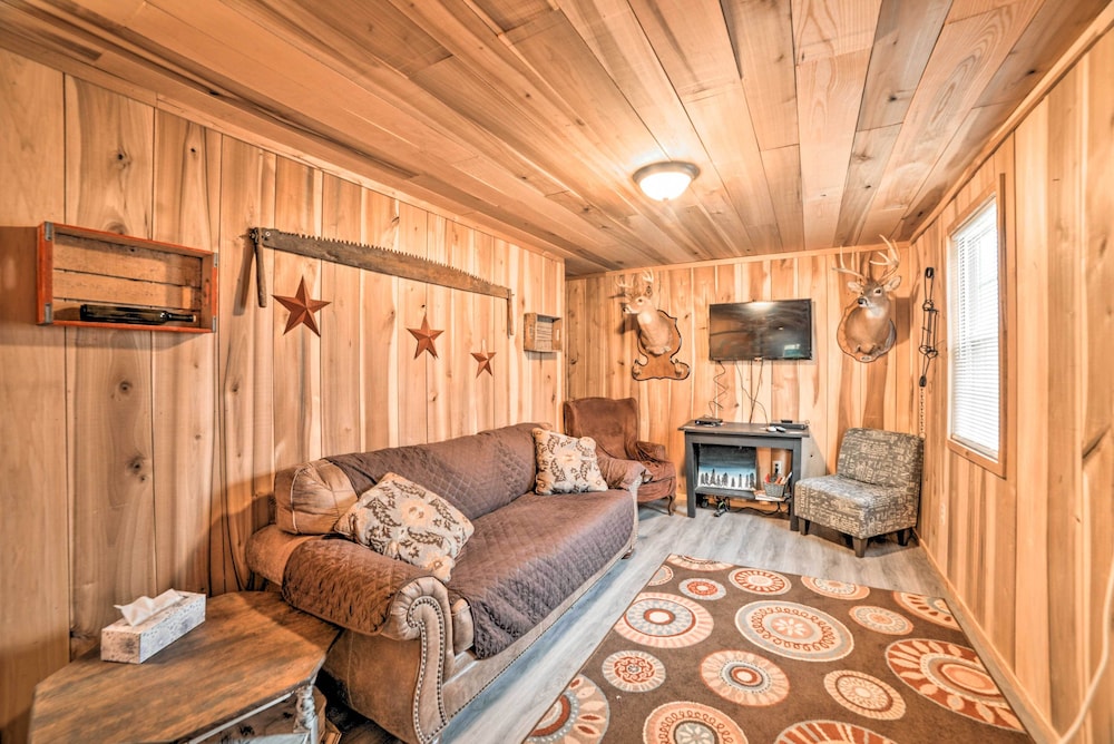 Remote Kentucky Cabin w/ Fire Pit & 2 Ponds view 3